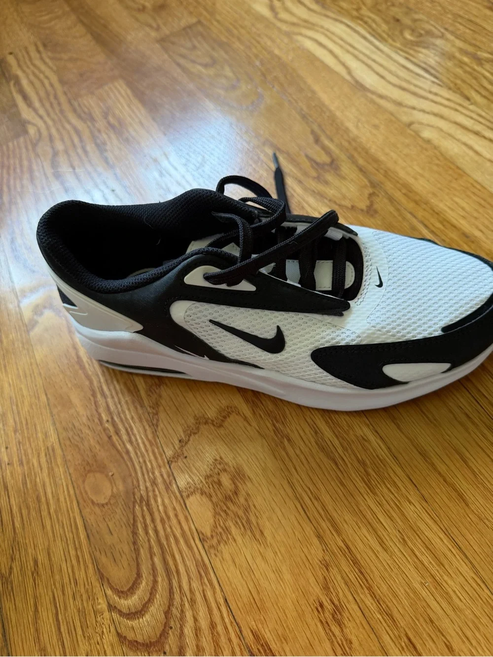Nike women’s Black and White Athletic Trainers size 8